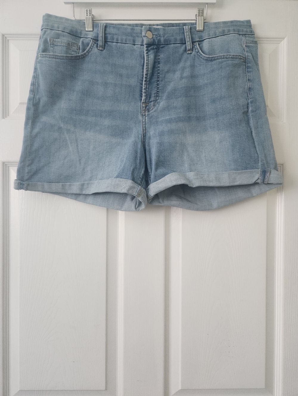 Jen7 Light Blue Denim Rolled-Hem Women's Shorts - 16